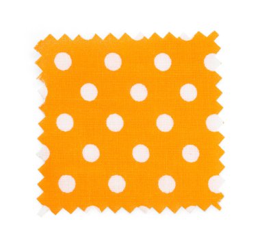 Puantiyeli turuncu kumaş örneği beyaz, üst görünümde izole edilmiş.