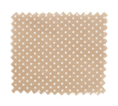 Beyaz üzerinde izole edilmiş benek desenli bej kumaş örneği.