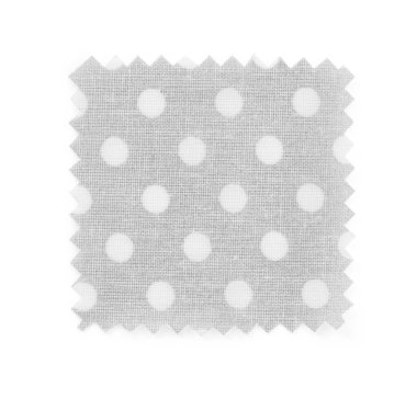 Benekli gri kumaş örneği beyaz üzerinde izole edilmiş, üst görünümde.