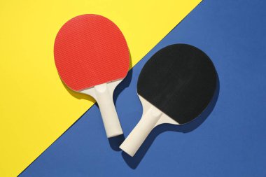 Renkli arka planda pinpon raketleri, üst görünüm