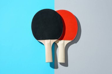 Renkli arka planda pinpon raketleri, üst görünüm