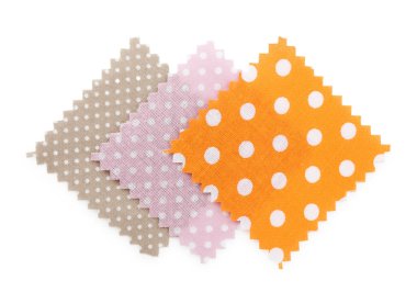 Puantiyeli kumaş örnekleri beyaz, üst görünümde izole