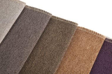 Beyaz, üst görünümde izole edilmiş farklı kumaş örnekleri