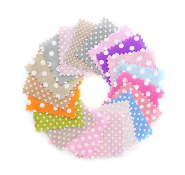 Puantiyeli kumaş örnekleri beyaz, üst görünümde izole