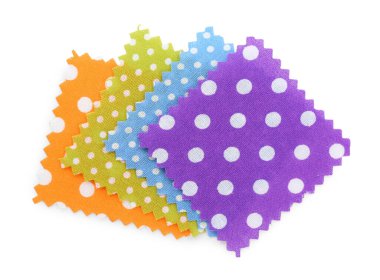 Puantiyeli kumaş örnekleri beyaz, üst görünümde izole