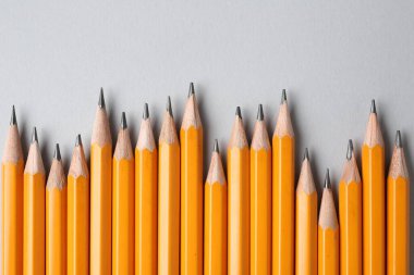 Gri zemin üzerinde keskin grafit kalemler, düz yatıyordu