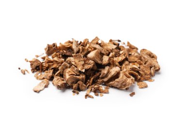 Beyaz üzerine izole edilmiş kuru hindiba kökleri yığını