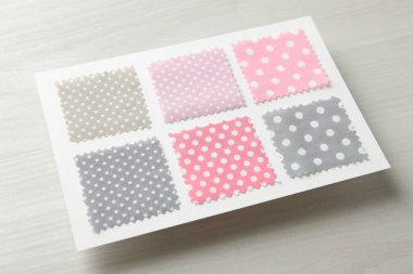 Açık ahşap masa üzerinde benekli kumaş örnekleri