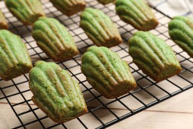 Lezzetli kibrit makarnalı kekler açık ahşap masada, yakın plan