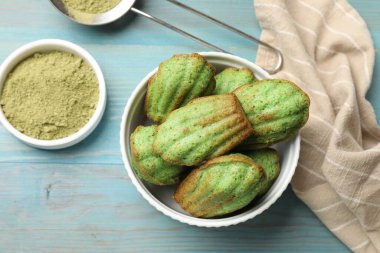 Açık mavi ahşap masa üzerinde leziz kibrit makarnalı kekler.