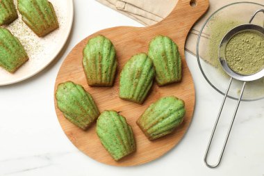 Lezzetli kibrit makarnalı kekler beyaz mermer masada, üst manzara