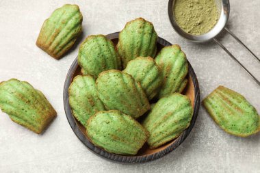 Lezzetli madelaine kekleri ve kibrit tozu.