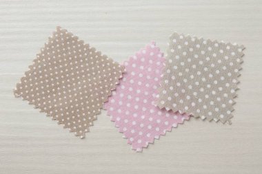 Beyaz ahşap masa üzerinde farklı kumaş örnekleri, düz yatıyordu.