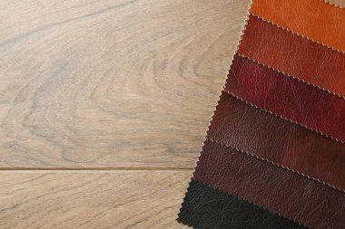 Tahta masadaki farklı kumaşlardan örnekler, üst manzara. Metin için boşluk