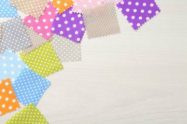 Beyaz ahşap masadaki farklı kumaşlardan örnekler. Metin için boşluk