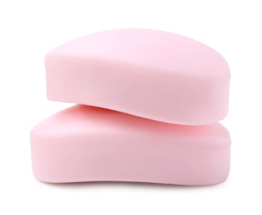 Beyaza izole edilmiş iki sabun çubuğu. Kişisel temizlik.