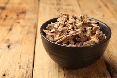 Kuru hindiba kökleri tabakta, ahşap masada, yakın plan.