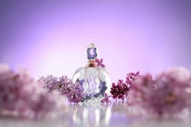 Güzel leylak çiçekleri ve parfüm ayna yüzeyinde menekşe eğimli arka planda