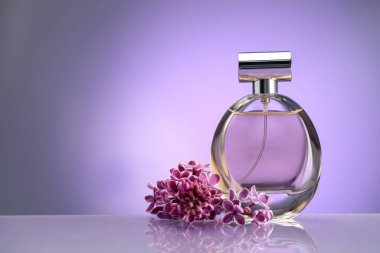 Güzel leylak çiçekleri ve parfüm ayna yüzeyinde menekşe eğimli arkaplan, metin için boşluk