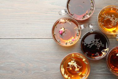 Aromatik bitki çayı, cam bardaklarda, tahta masada, düz yerde. Metin için boşluk