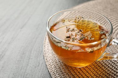 Siyah masada, cam bardakta Aromatik bitki çayı, yakın plan. Metin için boşluk