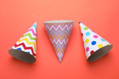 Kırmızı arka planda güzel parti şapkaları, düz yatış