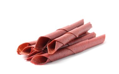 Beyaz arka planda lezzetli meyve ruloları