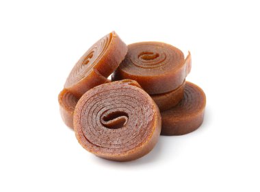 Beyaz arka planda lezzetli meyve ruloları