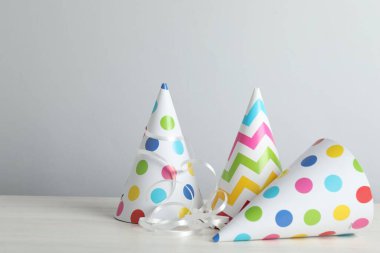 Parti şapkaları ve arka planda şenlik dekoru. Metin için boşluk