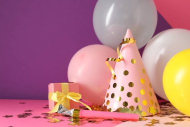 Parti şapkası ve renkli arka planda şenlik dekoru. Metin için boşluk