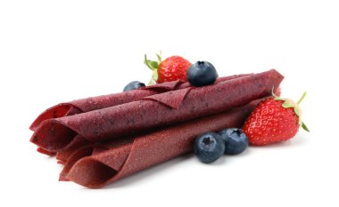 Lezzetli meyveli börekler, çilekler ve yaban mersinleri beyaz üzerine izole edilmiş.