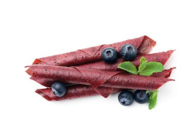 Lezzetli meyve dürümleri, yaban mersini ve nane şekeri beyaza izole edilmiş.