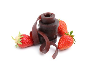 Lezzetli meyveli dürümler ve beyaz çilekler.