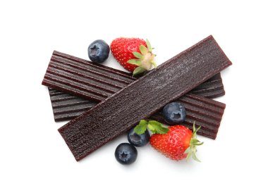 Lezzetli meyve derisi, çilek ve yaban mersini beyaza izole edilmiş.