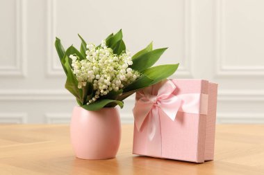 Vadi çiçeklerinin güzel zambakları ve ahşap masada hediyeler.