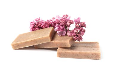 Sabun çubukları ve leylak çiçekleri izole edilmiş beyaz