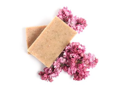 Sabun çubukları ve leylak çiçekleri izole edilmiş beyaz