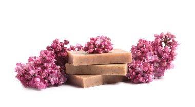 Sabun çubukları ve leylak çiçekleri izole edilmiş beyaz