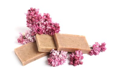 Sabun çubukları ve leylak çiçekleri izole edilmiş beyaz