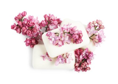 Sabun çubukları ve leylak çiçekleri izole edilmiş beyaz