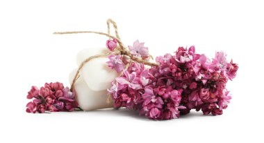 Sabun çubukları ve leylak çiçekleri izole edilmiş beyaz