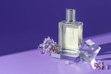 Mor arka planda parfüm şişesi ve leylak çiçeklerinin şık sunumu, yakın plan. Metin için boşluk