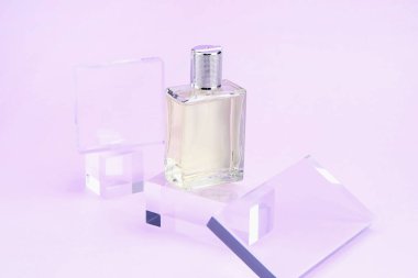 Menekşe arka planda parfüm şişesinin şık sunumu, yakın plan