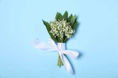 Açık mavi arka planda, vadideki güzel zambak çiçekleri.