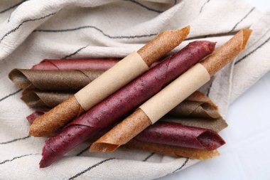 Lezzetli meyveli rulo beyaz masa, üst manzara