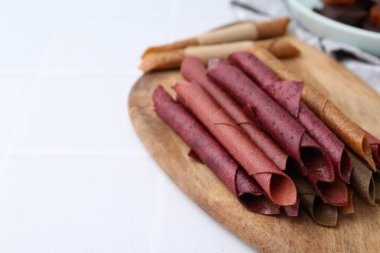 Beyaz fayanslı masada leziz meyveli deri rulo, yakın plan. Metin için boşluk