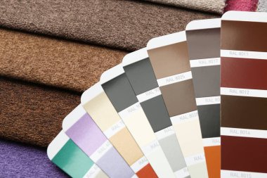 Renkli kumaş örnekleri ve renk paletleri, üst görünümde
