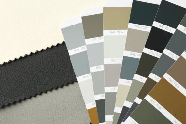 Renkli kumaş örnekleri ve renk paletleri, üst görünüm