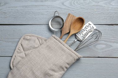 Farklı mutfak gereçleri fırın eldiveni açık gri ahşap masa, üst manzara