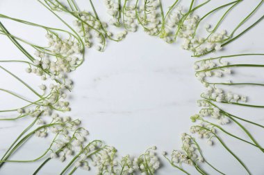 Beyaz mermer arka planda, vadideki güzel nilüfer çiçekleri, düz bir zemin. Metin için boşluk